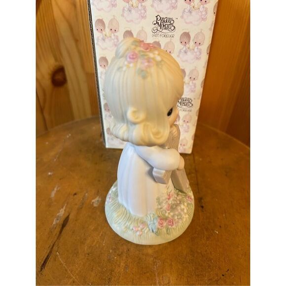 PRECIOUS MOMENTS I BELIEVE IN THE OLD RUGGED CROSS Figurine (8411) - Picture 4 of 7